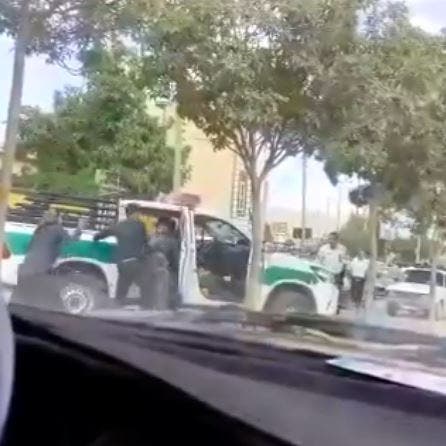 شاهد.. احتجاجات إيرانية والشرطة تستخدم القوة لاحتوائها