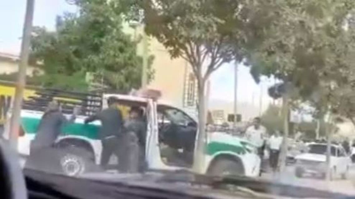 الشرطة الإيرانية تعتقل أحد المحتجين