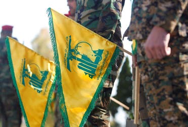 عناصر من حزب الله اللبناني يحملون علمه في جنوب لبنان (أرشيفية)