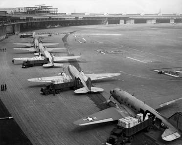 صورة لعدد من طائرات الإمدادات التي نقلت الغذاء لأهالي برلين