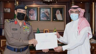 شاهد.. سعودي ينقذ سكان عمارة من حريق هائل