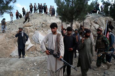 مسلحون  أفغان يحملون السلاح ضد طالبان (أرشيفية- أسوشييتد برس)