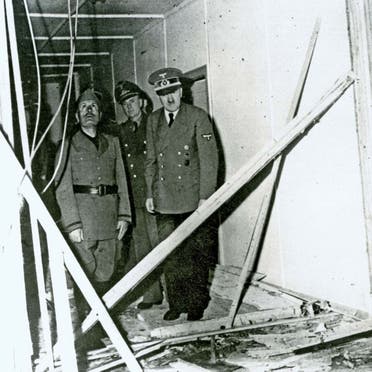 صورة لهتلر اثناء تفقده لمكان الإنفجار الذي كاد أن يودي بحياته يوم 20 يوليو