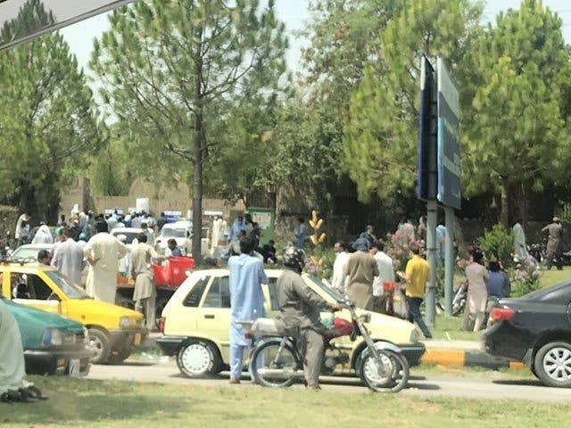 پارک کے باہر ویکسین لگوانے والوں کا غیر معمولی رش