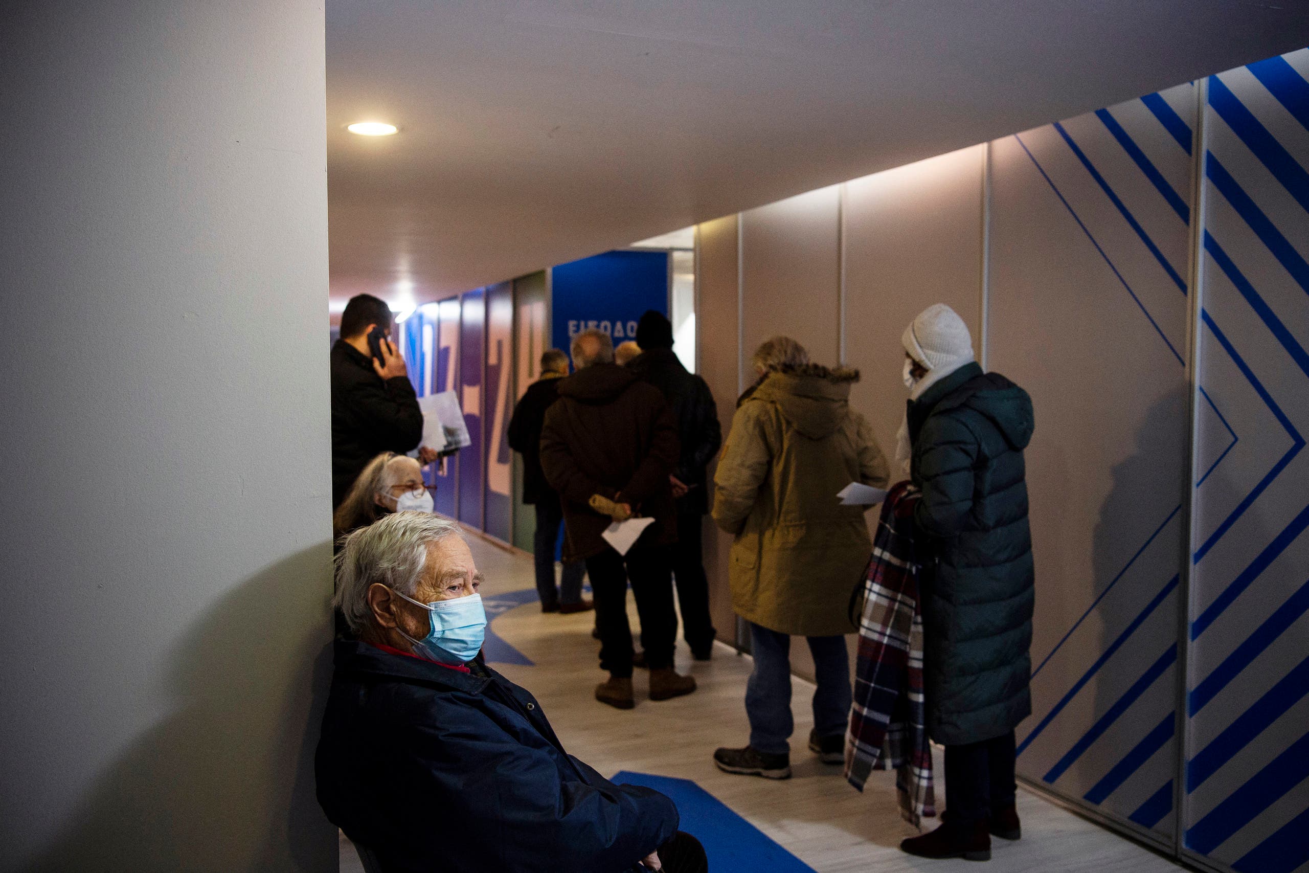 مسنون ينتظرون لتلقي اللقاح في أثينا