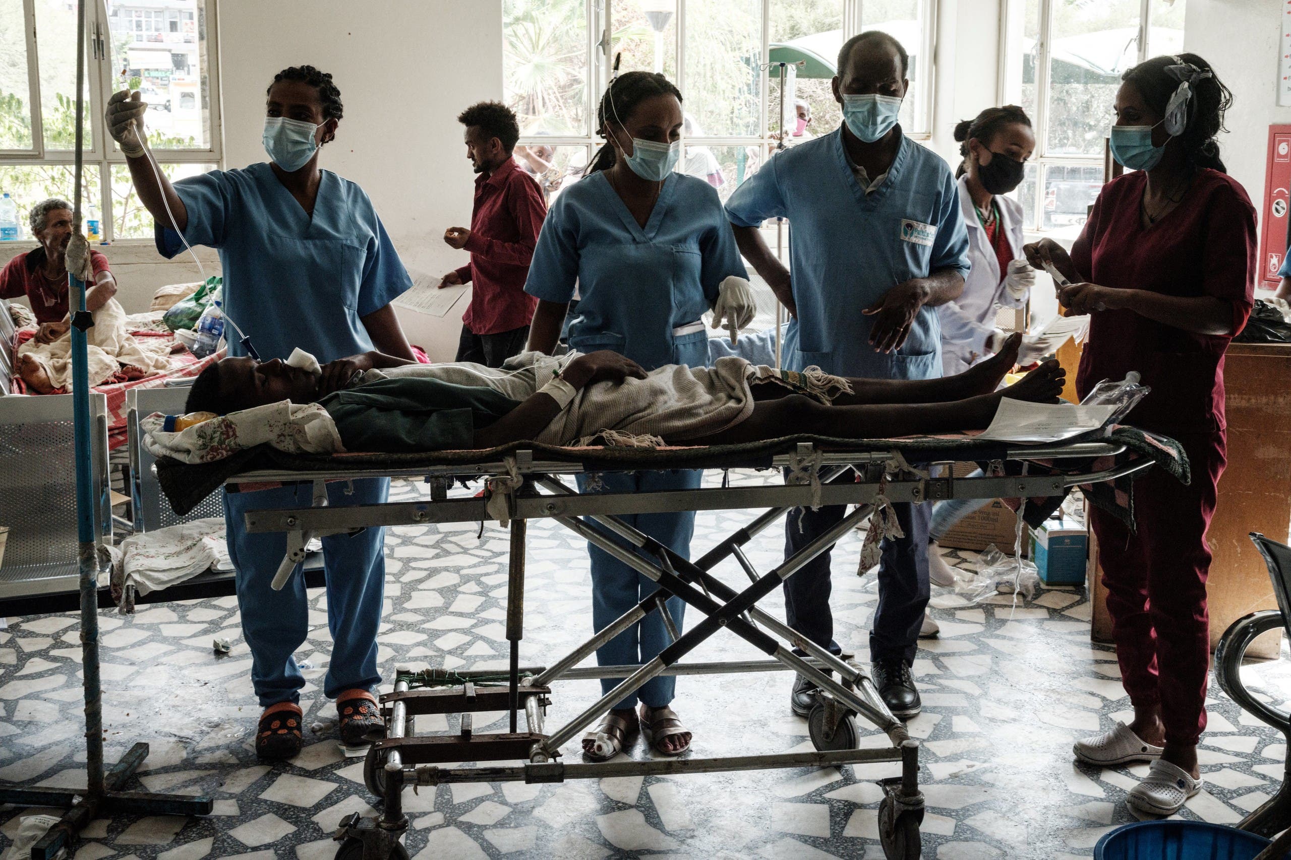 إسعاف جرحى إثر غارة على إقليم تيغراي الأسبوع الماضي
