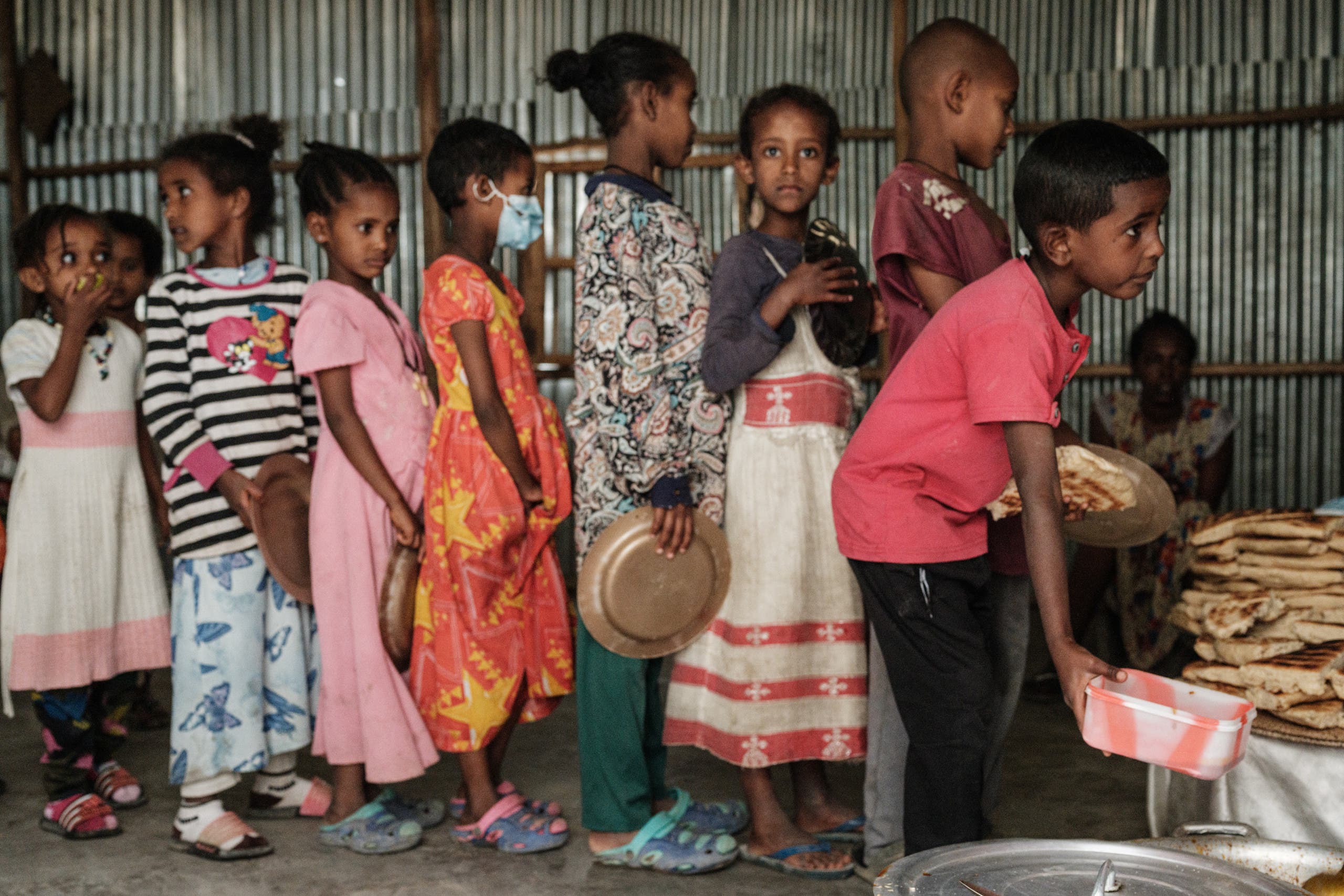 أطفال نزحوا بسبب القتال في تيغراي ينتظرون للحصول على وجبة غذائية في ميكيلي