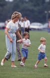 ديانا برفقة ولديها ويليام وهاري في ثمانينيات القرن الماضي