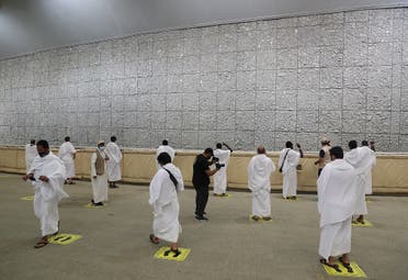 A picture taken on July 31, 2020 shows Muslim worshippers throwing pebbles as part of the symbolic al-A'qabah (stoning of the devil ritual) at the Jamarat Bridge during the Hajj pilgrimage in Mina, near Saudi Arabia's holy city of Mecca. (File photo: AFP)