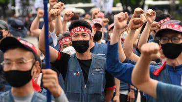 Thousands of parcel delivery workers shout slogans during a rally calling for improvement of working conditions in Seoul on June 15, 2021, as the delivery workers' union launched a general strike last week to call for implementation of an agreement on preventing overwork. (File photo: AFP)