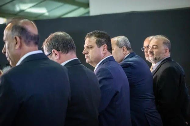 منصور عباس مع أعضاء القائمة المشتركة  في عام 2019  قبل انقسام الحزب
