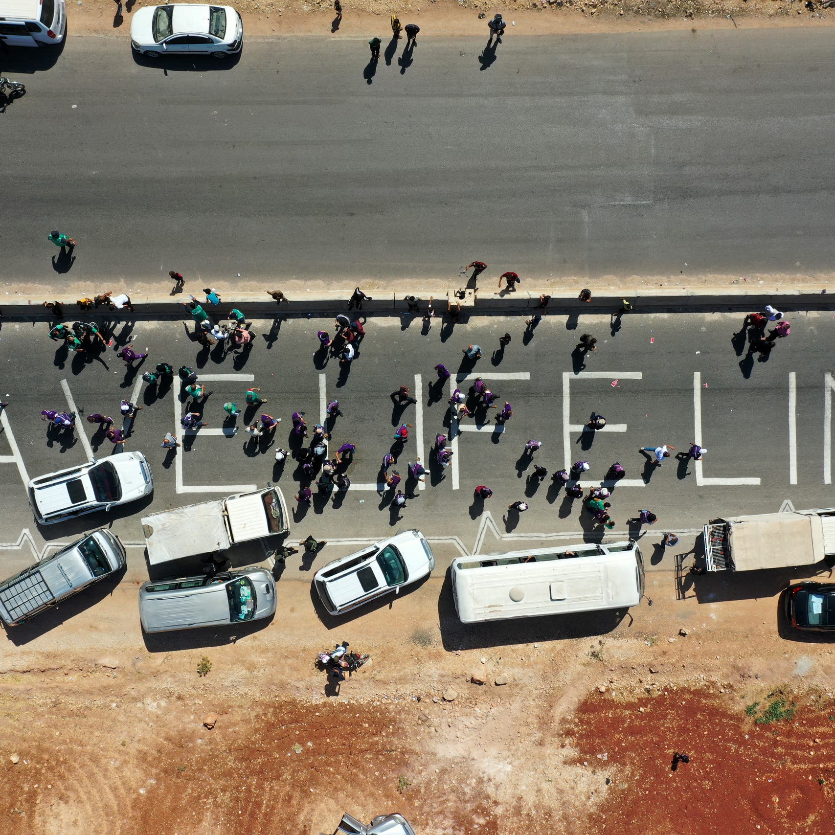 Hundreds form human chain to protest against blocking of Syria aid 