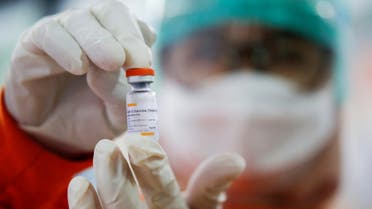 A medical worker holds a dose of the Sinovac vaccine at a district health facility as Indonesia begins mass vaccination for the coronavirus disease (COVID-19), starting with its healthcare workers, in Jakarta, Indonesia January 14, 2021. (File Photo: Reuters)