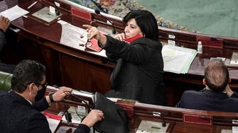 فيديو.. نائبة من "النهضة" تنتزع هاتف موسي داخل البرلمان