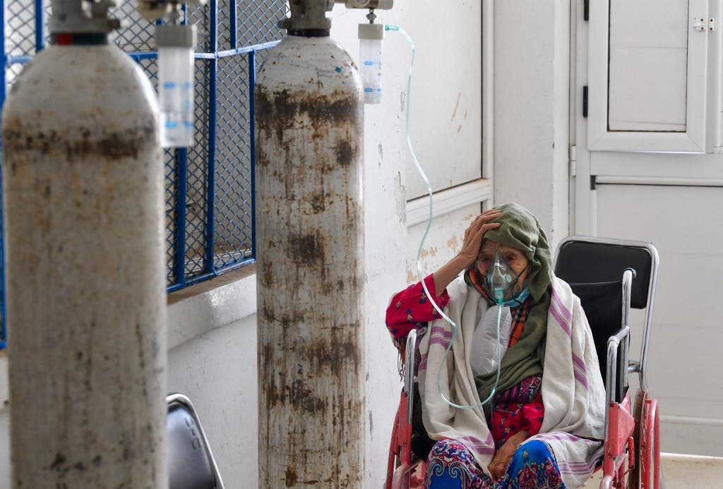 مسنة مصابة بفيروس كورونا في مستشفى بالقيروان في تونس - فرانس برس