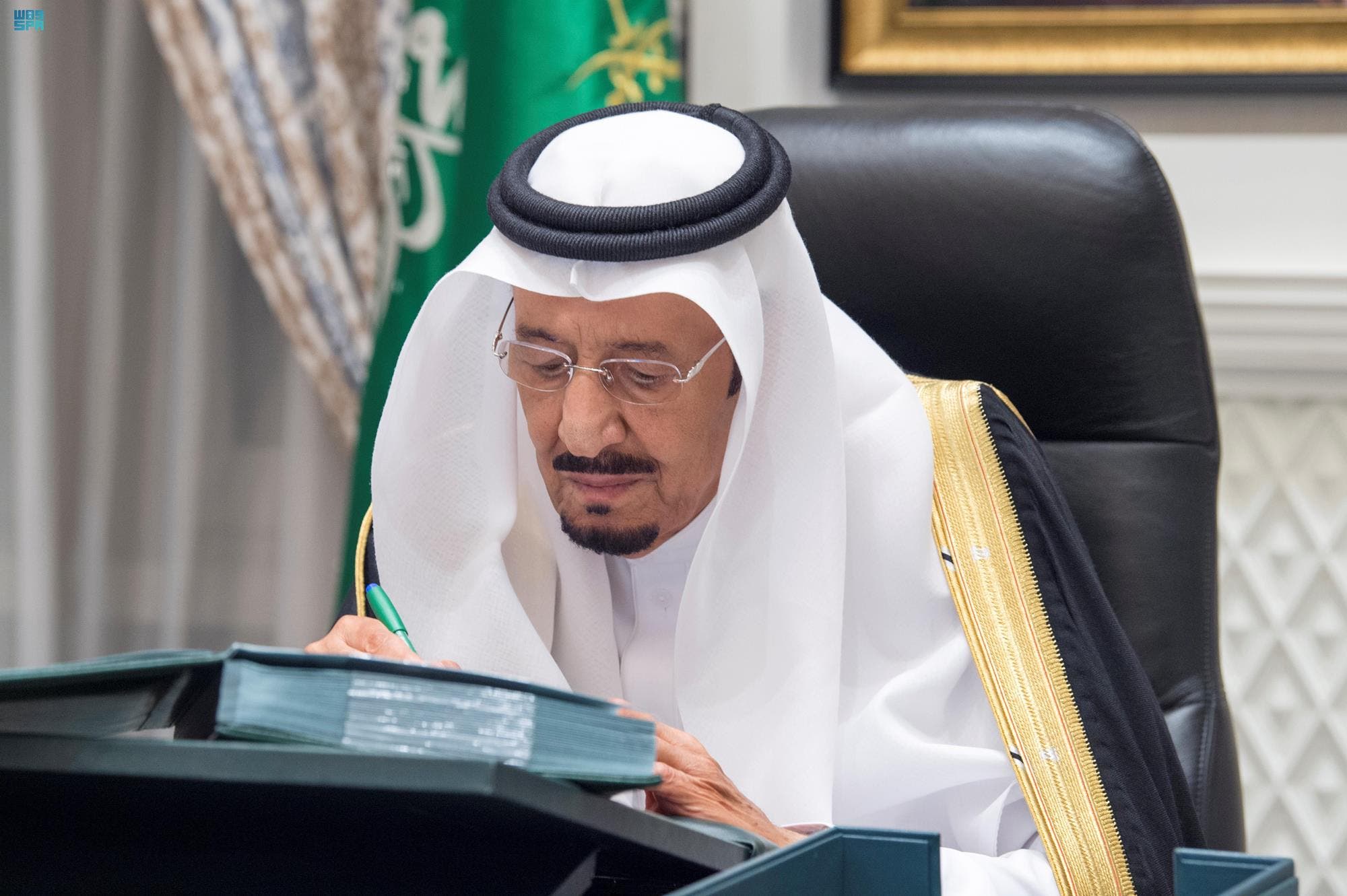الملك سلمان يترأس جلسة مجلس الوزراء السعودي التي عقدت عبر الاتصال المرئي