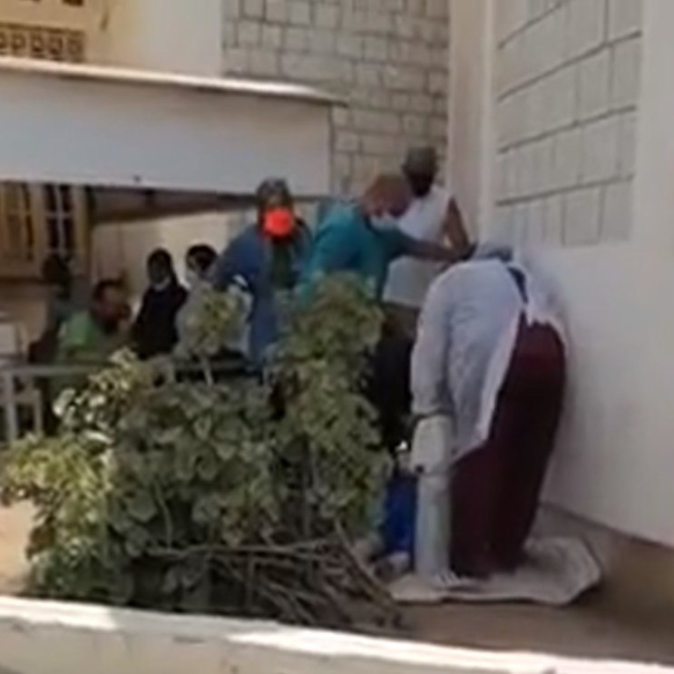تونس..مشهد إنساني مؤلم لمريضة كورونا تحتضر تحت حائط المستشفى