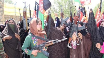 متحدّين طالبان.. شاهد نساء أفغانيات بالسلاح في الشوارع