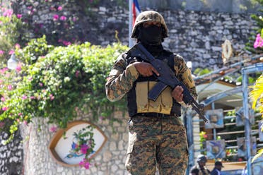 شرطي يحرس المقر الرئاسي حيث قُتل رئيس هايتي