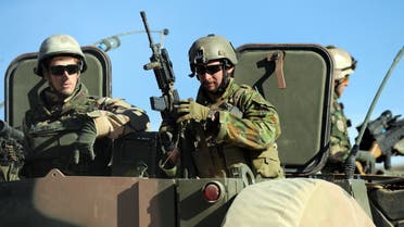 An Australian soldier (C) of Omlet-c company gestures during a NATO/ISAF joint task force patrol in Mirwais in the southern province of Uruzgan on January 20, 2010. The Netherlands Royal Army leads the NATO/ISAF joint task force in the southern province of Afghanistan. About 113,000 foreign troops under US and NATO command are based in Afghanistan, with about 40,000 more due to be deployed this year to try to turn around the costly war against the resurgent Taliban. AFP PHOTO/Deshakalyan CHOWDHURY