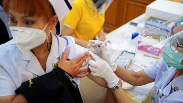 A health worker receives the Sinovac coronavirus disease (COVID-19) vaccine at the Samut Sakhon hospital in Samut Sakhon province, Thailand, February 28, 2021. (File Photo: Reuters)