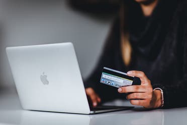 A woman enters her bank details while shopping online. (Unsplash, Pickawood)