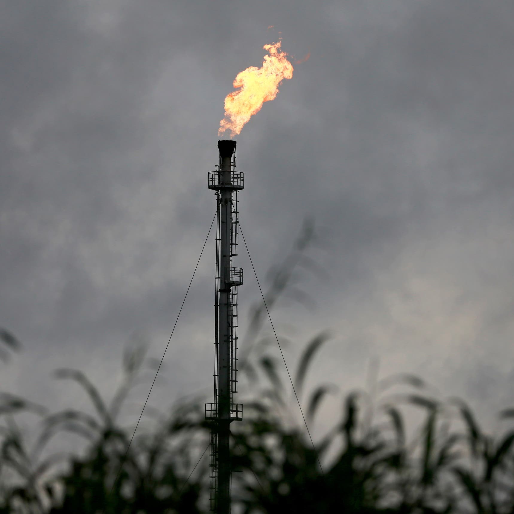 النفط يرتد صعوداً وسط توقعات مضطربة للطلب العالمي