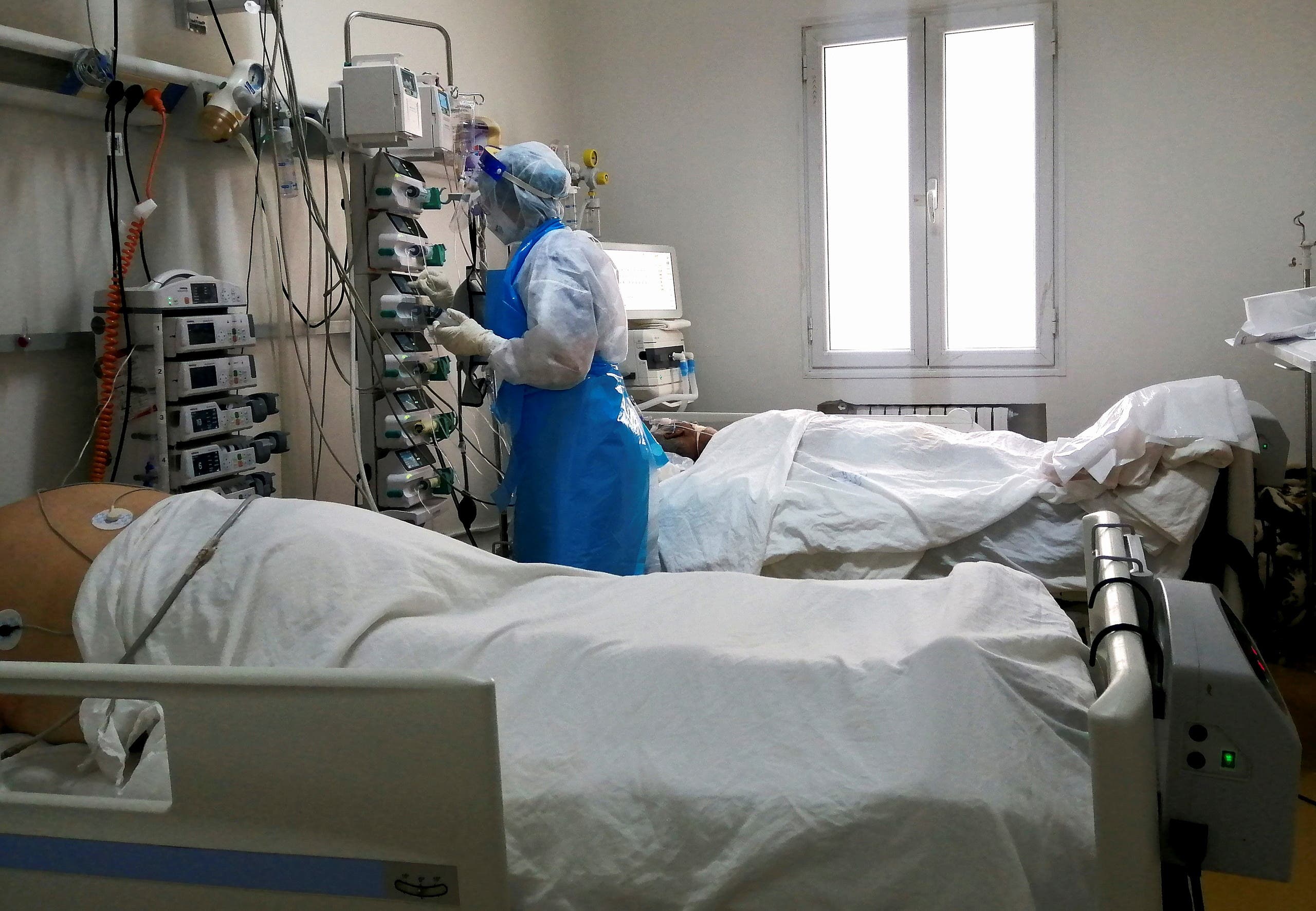 من مستشفى في العاصمة التونسية يوم 26 أبريل (رويترز)
