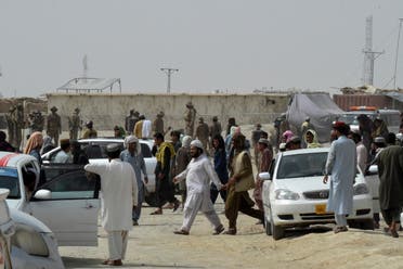 تجمّع لمسافرين عالقين في باكستان بعد سيطرة طالبان على المعبر