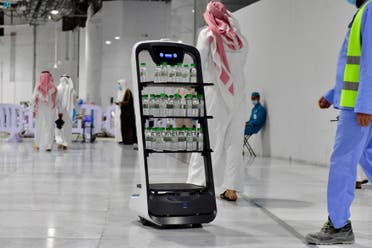 روبوتات لتوزيع مياه زمزم