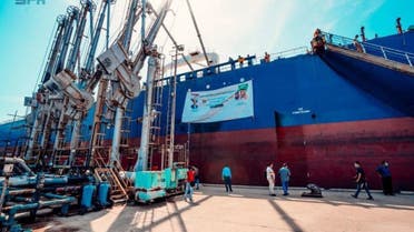 صول أولى دفعات منحة المشتقات النفطية السعودية إلى ميناء عدن في اليمن 8 مايو 2021