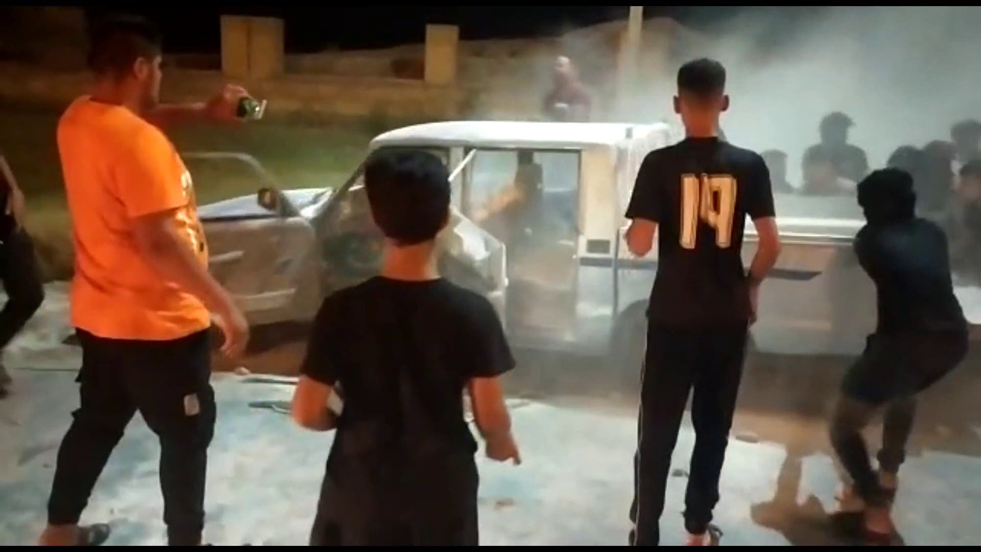 مشاهد لحرق سيارة للباسيج خلال تظاهرات بالأهواز ضد النظام الإيراني 