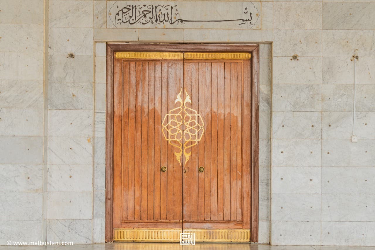 أحد ابواب المسجد
