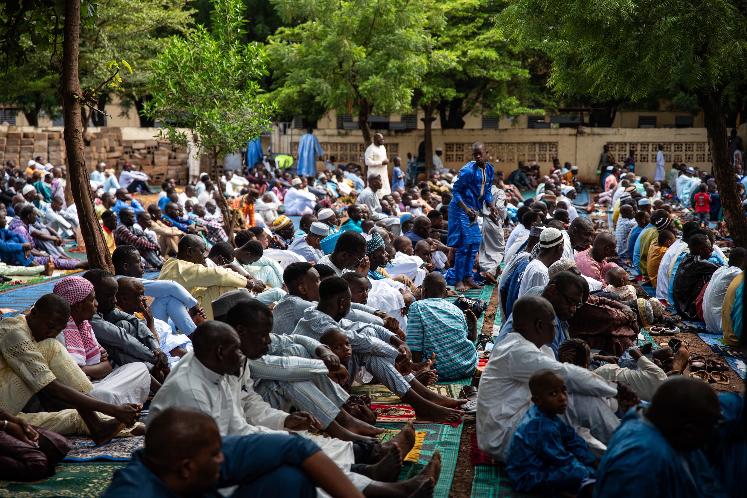 مصلون في باحة الجامع الكبير في باماكو  اليوم بمناسبة عيد الأضحى