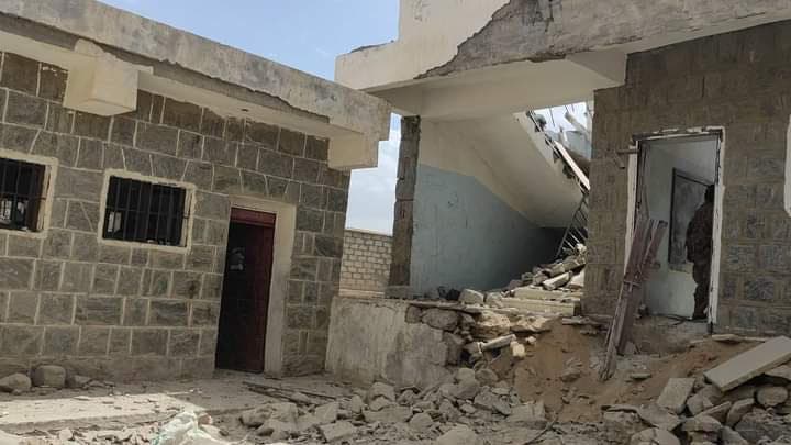 الدمار الذي خلفه القصف الحوثي في ثانوية الثورة في مديرية جبل مراد