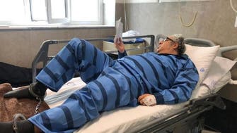 بکتاش آبتین شاعر زندانی با پای بسته در بیمارستان بستری شد