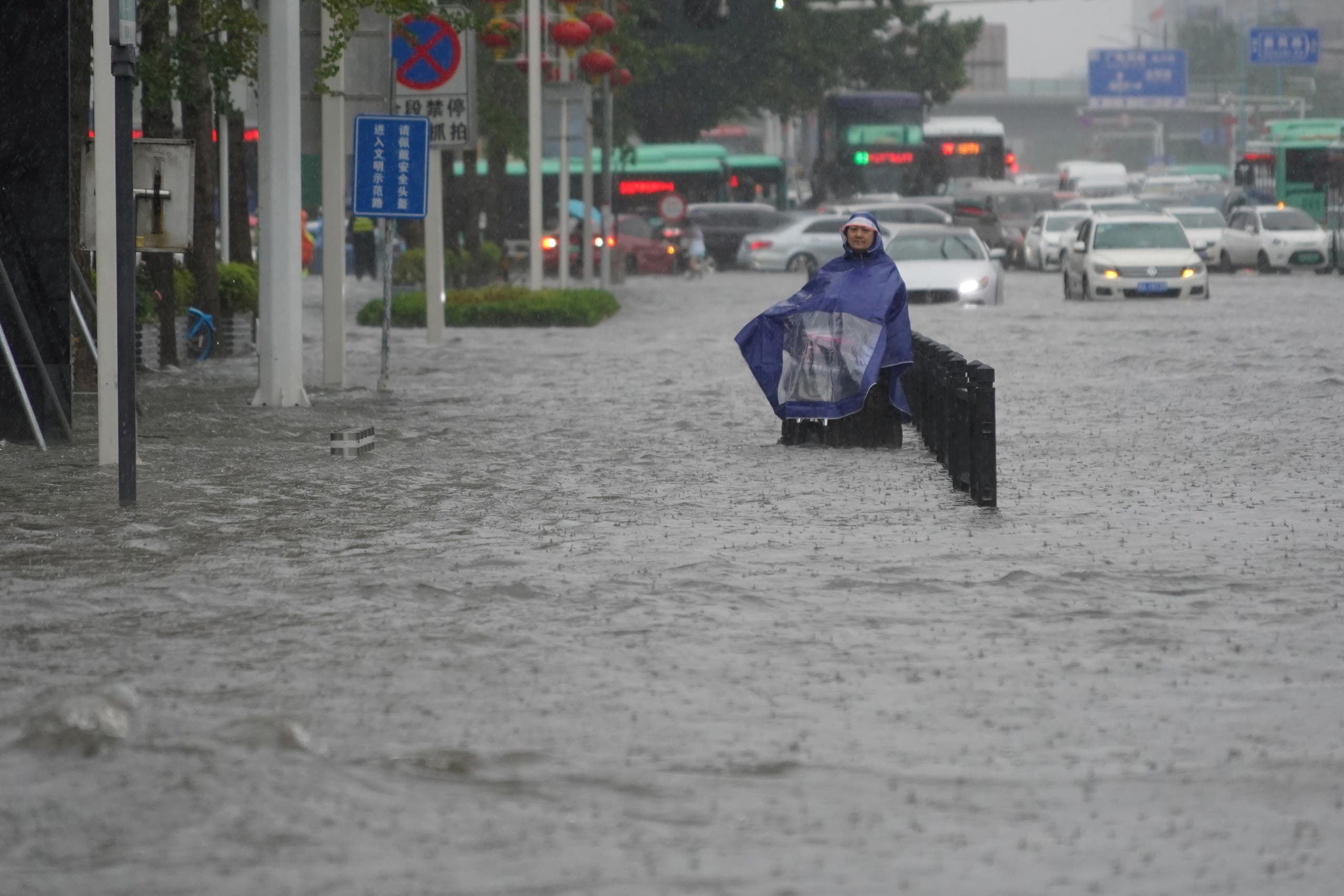 Water floods streets in Zhengzhou 