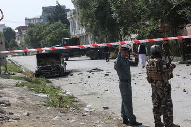 تفحم سيارة إثر سقوط صواريخ أمس قرب القصر الرئاسي في كابول