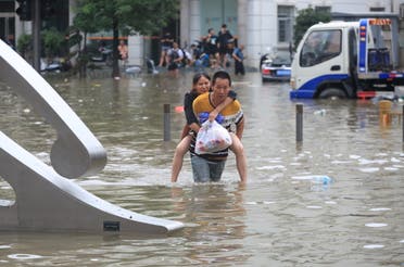 المياه تغمر الشوارع في تشنغتشو 