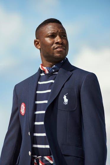 السياف الأولمبي داريل هومر يرتدي البدلة التي صممتها دار رالف لورين للرياضيين الأميركيين المشاركين في الألعاب الأولمبيّة