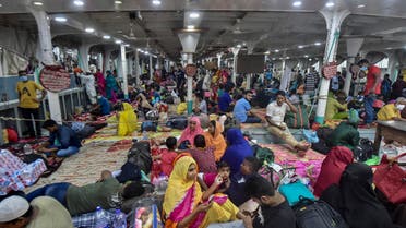People crowd as they board a ferry after the government loosened a lockdown imposed earlier as a preventive measure against the Covid-19 coronavirus ahead of the Muslim festival of Eid al-Adha in Dhaka July 19, 2021. (File photo: AFP)