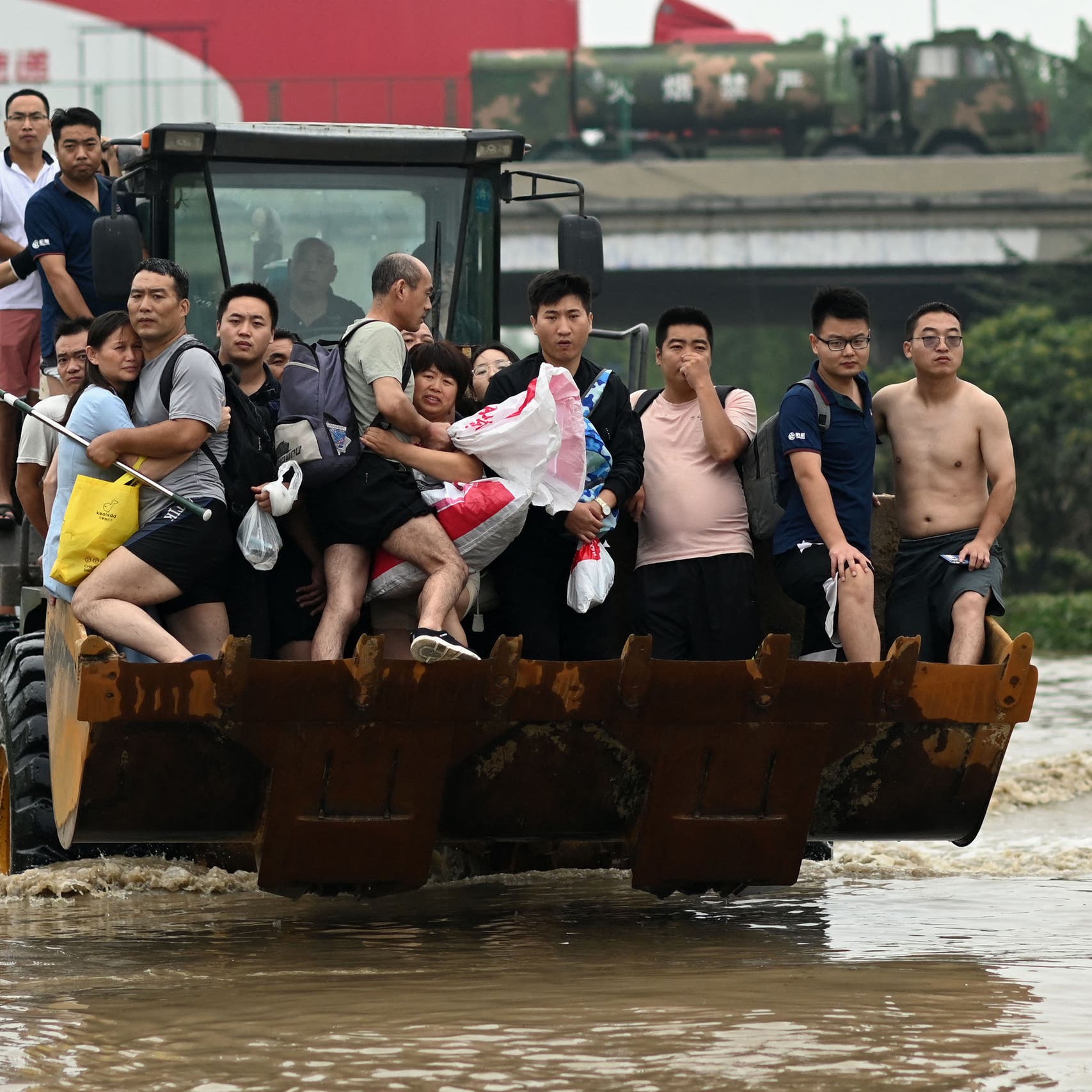 مشاهد صادمة.. إنقاذ رضّع وأطفال من فيضانات قاتلة بالصين