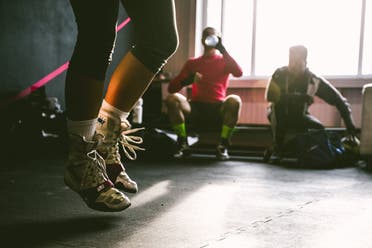A woman exercises in a gym. (Unsplash, Dylan Nolte)