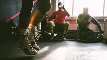 A woman exercises in a gym. (Unsplash, Dylan Nolte)