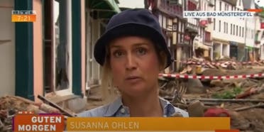 Reporter Susanna Ohlen from German channel RTL smears mud onto herself in an attempt to pretend to clear up flood-ravaged areas in Germany. (Screengrab via YouTube)