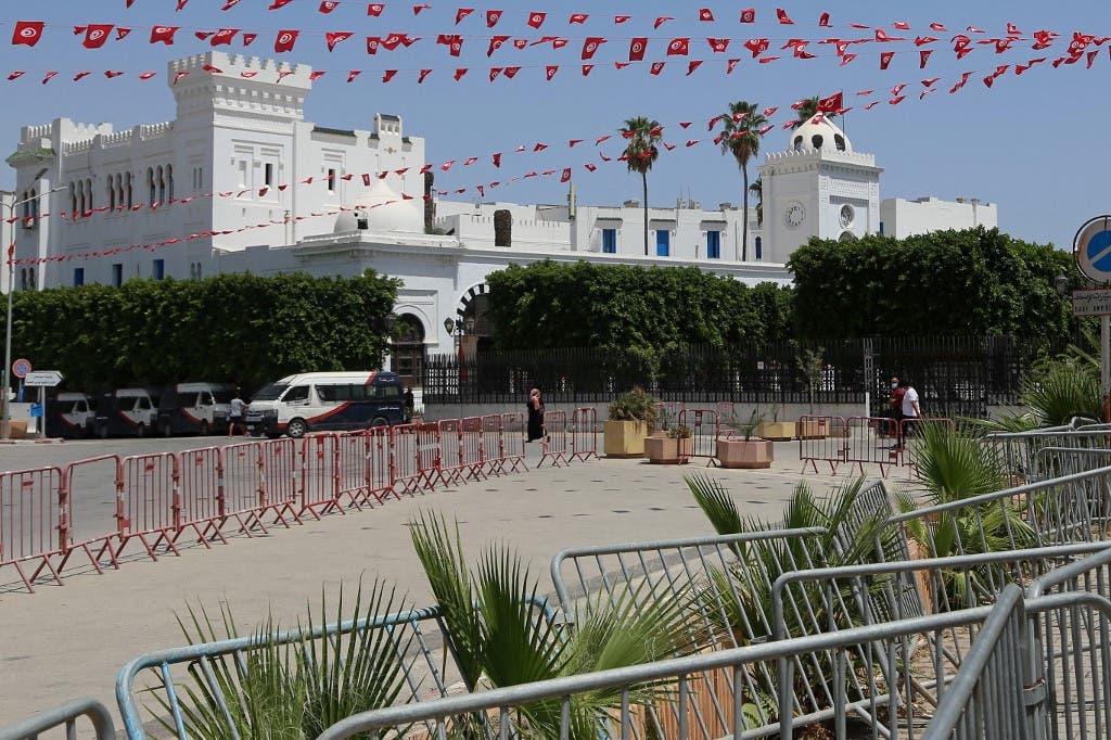 من أمام المقر الرئيسي للحكومة التونسية في العاصمة - فرانس برس