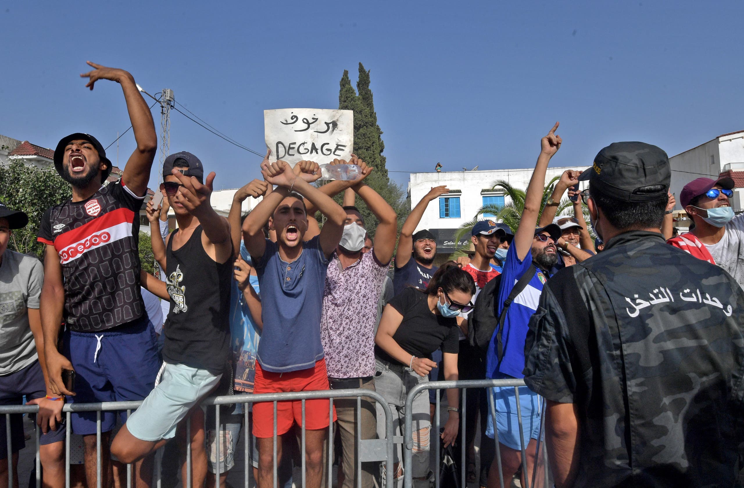 مناصرون لقرارات قيس سعيد يتظاهرون أمام البرلمان التونسي الاثنين الماضي