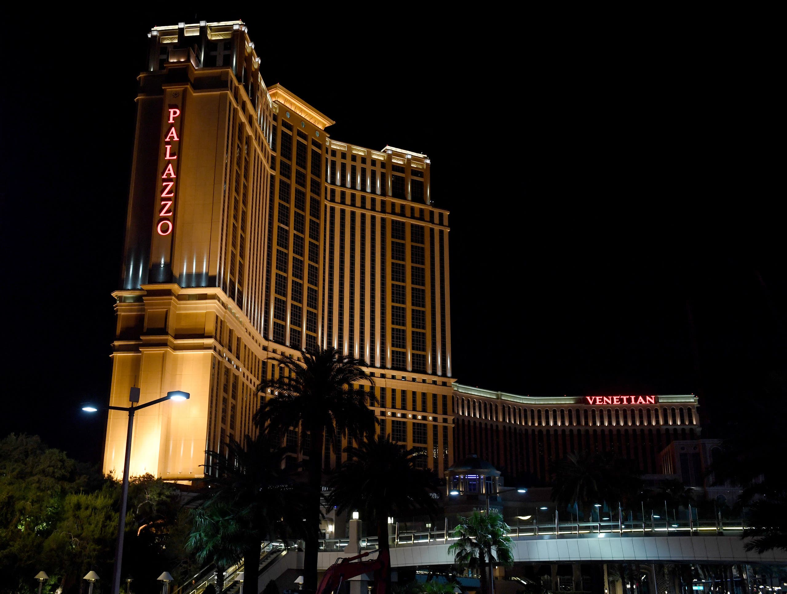 The letters of the resort names at the shuttered Palazzo Las Vegas (L) and The Venetian Las Vegas. (File photo: AFP)