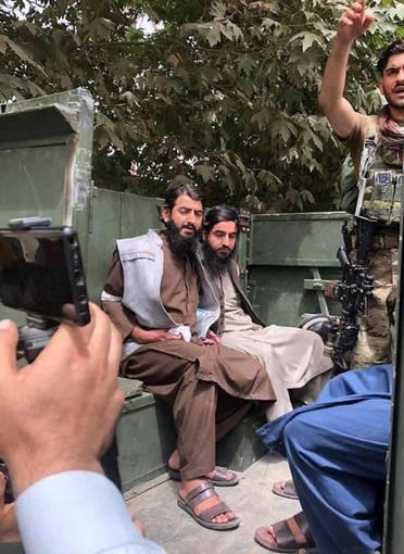 دو جنگجوی طالبان که از سوی سربازان افغان دستگیر شدند