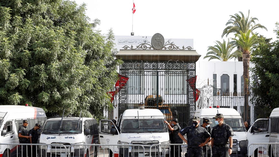 Police officers stand guard outside the parliament building in Tunis, Tunisia, July 27, 2021. (File photo: Reuters)